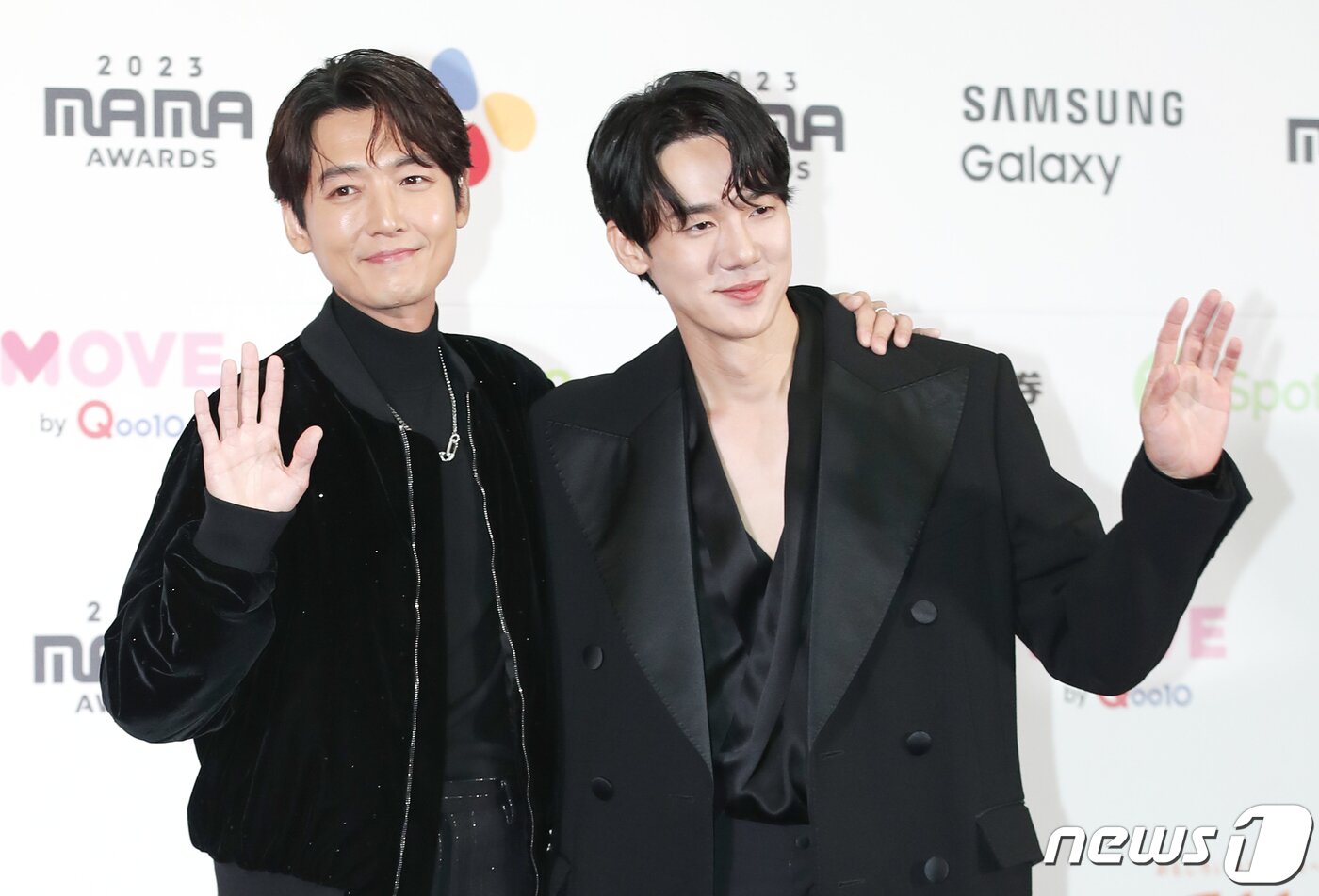 본문 이미지 - 배우 정경호와 유연석&#40;오른쪽&#41;이 29일 일본 도쿄돔에서 열린 ‘2023 마마 어워즈&#40;2023 MAMA AWARDS&#41;’에서 어깨동무를 하고 포즈를 취하며 우정을 과시하고 있다. ⓒ News1 권현진 기자