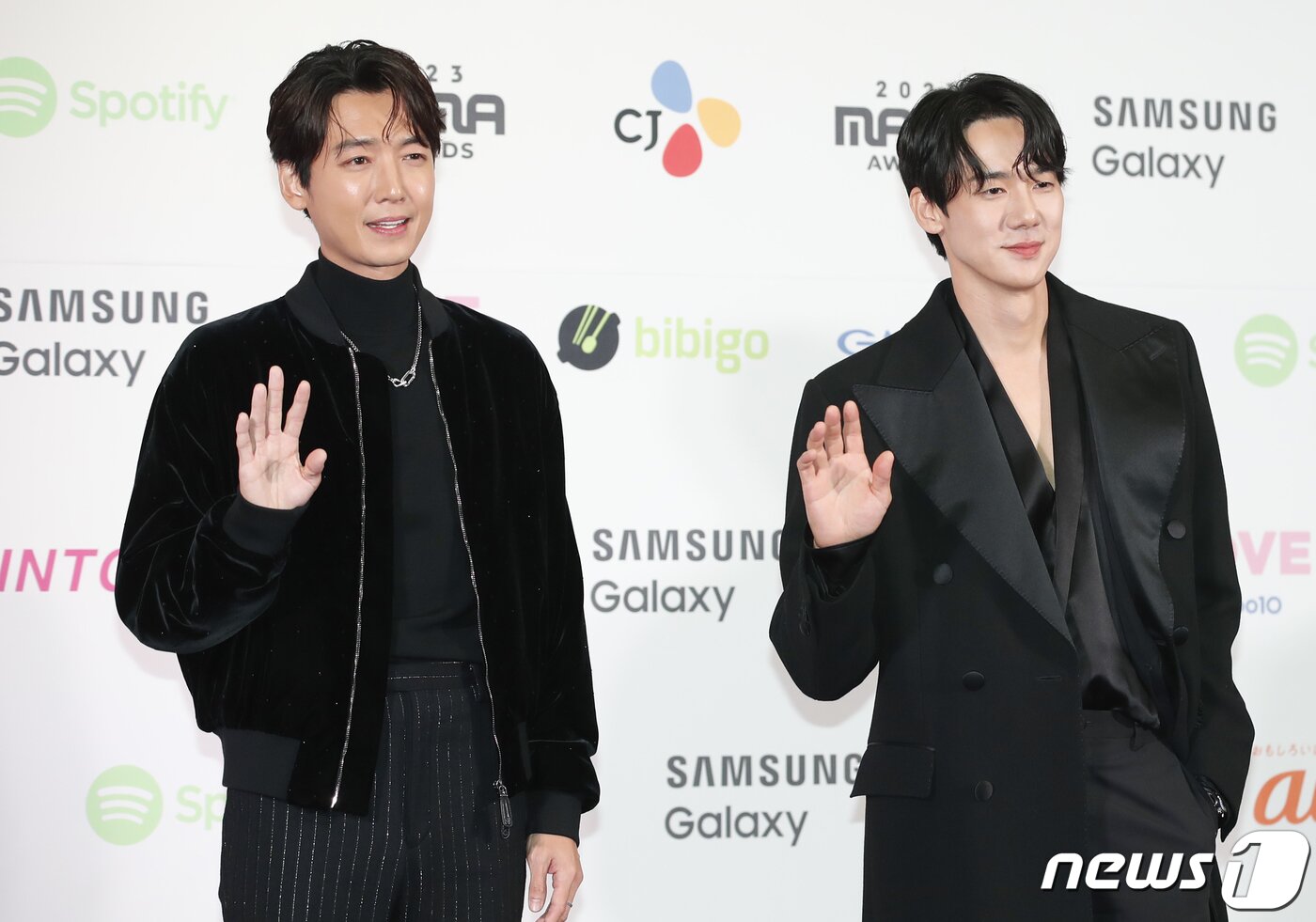 본문 이미지 - 배우 정경호와 유연석&#40;오른쪽&#41;이 29일 일본 도쿄돔에서 열린 ‘2023 마마 어워즈&#40;2023 MAMA AWARDS&#41;’에서 포즈를 취하고 있다. 2023.11.29/뉴스1 ⓒ News1 권현진 기자