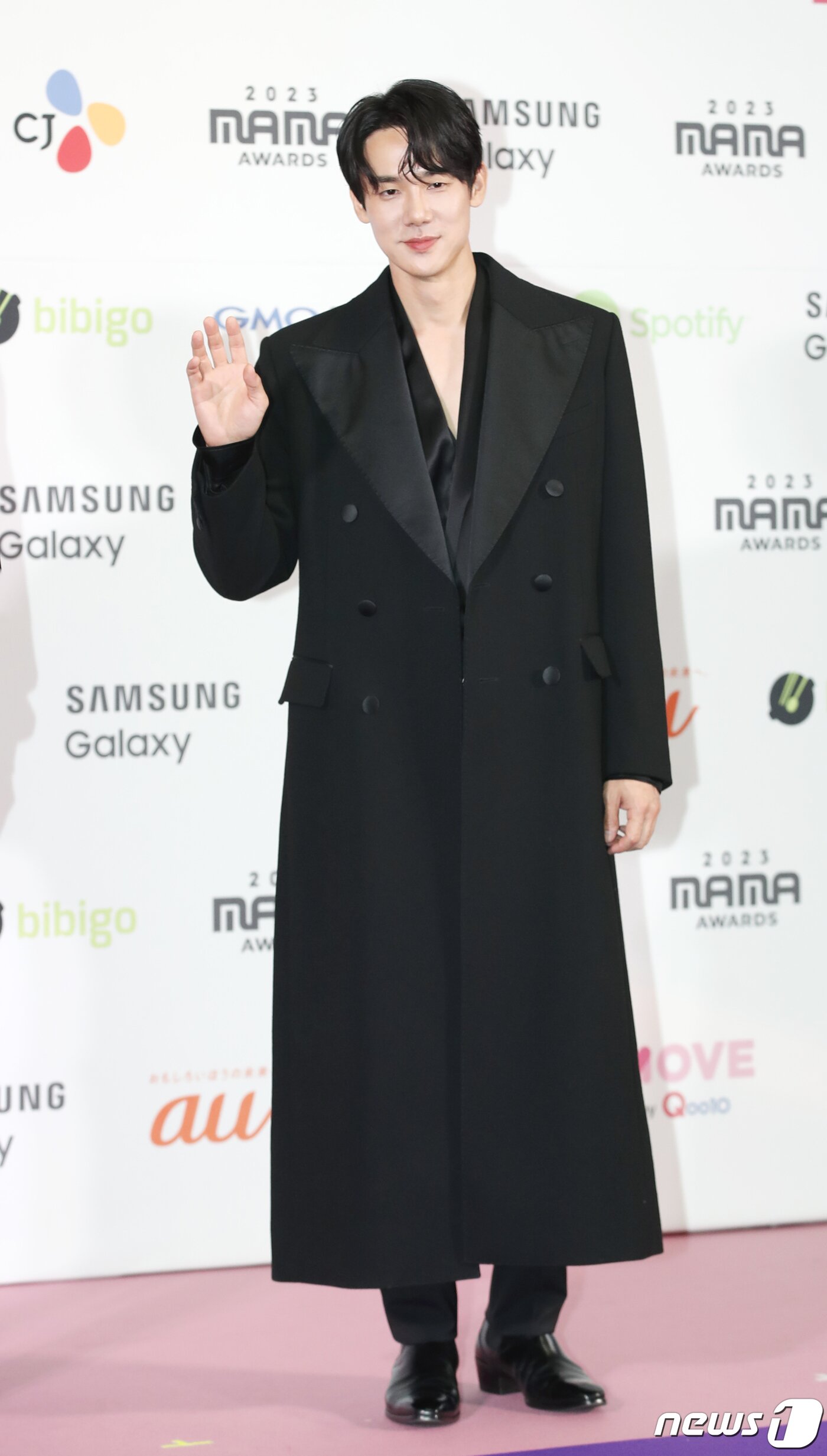 본문 이미지 - 배우 유연석이 29일 일본 도쿄돔에서 열린 ‘2023 마마 어워즈&#40;2023 MAMA AWARDS&#41;’에서 근사한 손 인사를 하고 있다. ⓒ News1 권현진 기자