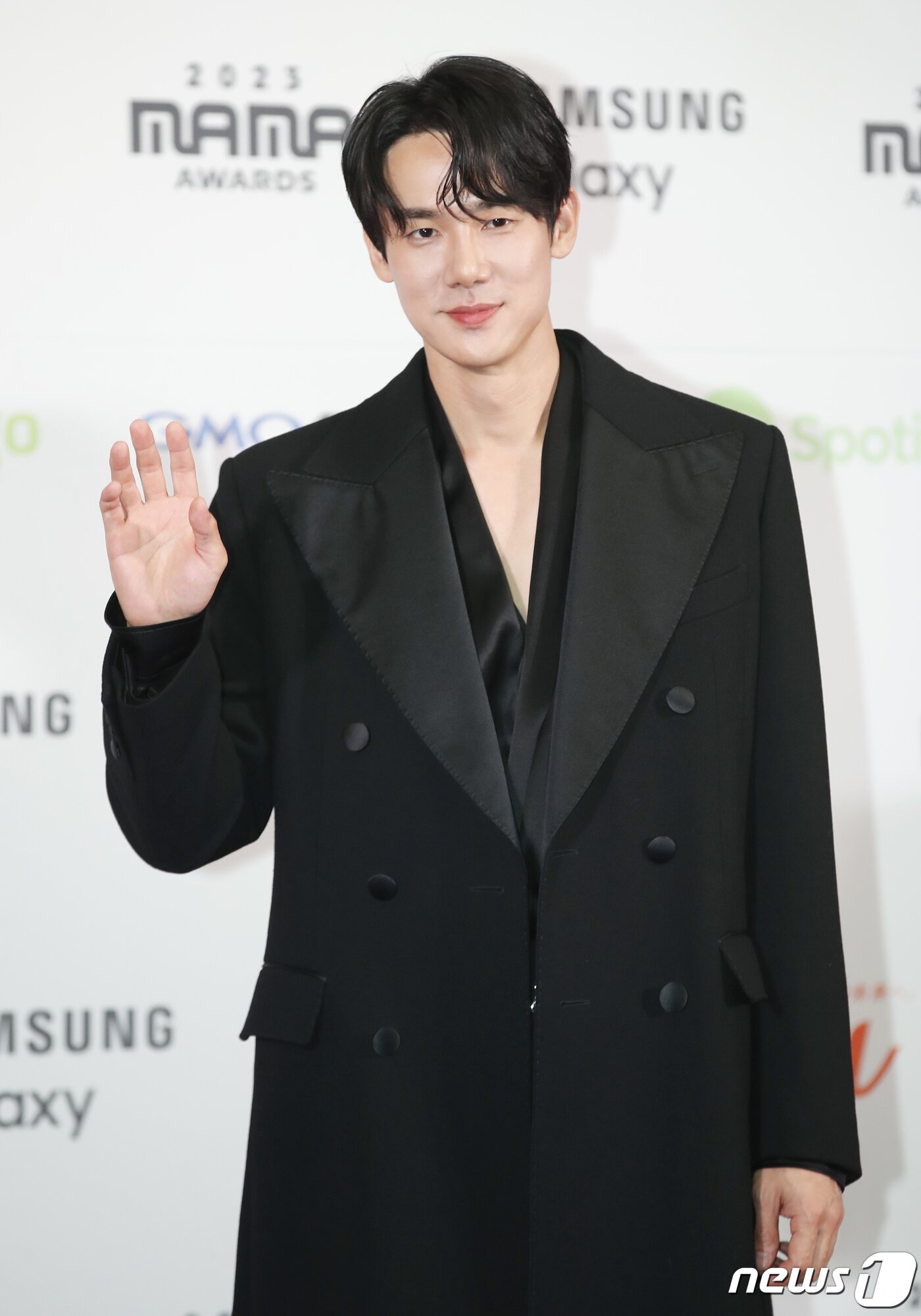 본문 이미지 - 배우 유연석이 29일 일본 도쿄돔에서 열린 ‘2023 마마 어워즈&#40;2023 MAMA AWARDS&#41;’에서 손을 흔들고 있다. ⓒ News1 권현진 기자
