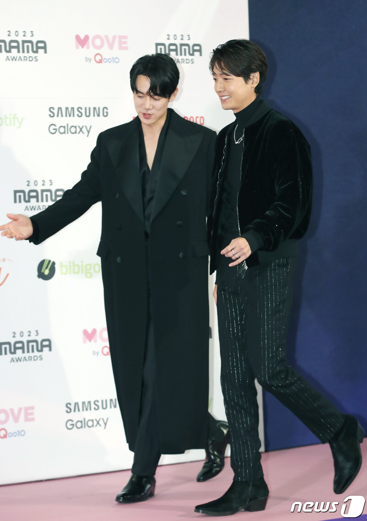 본문 이미지 - 배우 유연석과 정경호&#40;오른쪽&#41;가 29일 일본 도쿄돔에서 열린 ‘2023 마마 어워즈&#40;2023 MAMA AWARDS&#41;’에 참석하고 있다. ⓒ News1 권현진 기자