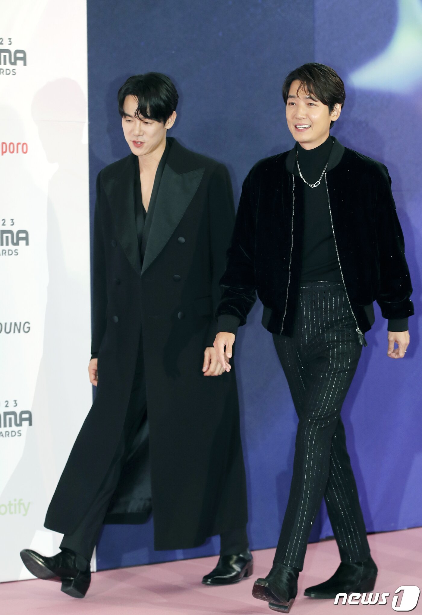 본문 이미지 - 배우 유연석과 정경호&#40;오른쪽&#41;가 29일 일본 도쿄돔에서 열린 ‘2023 마마 어워즈&#40;2023 MAMA AWARDS&#41;’에 참석하고 있다. ⓒ News1 권현진 기자