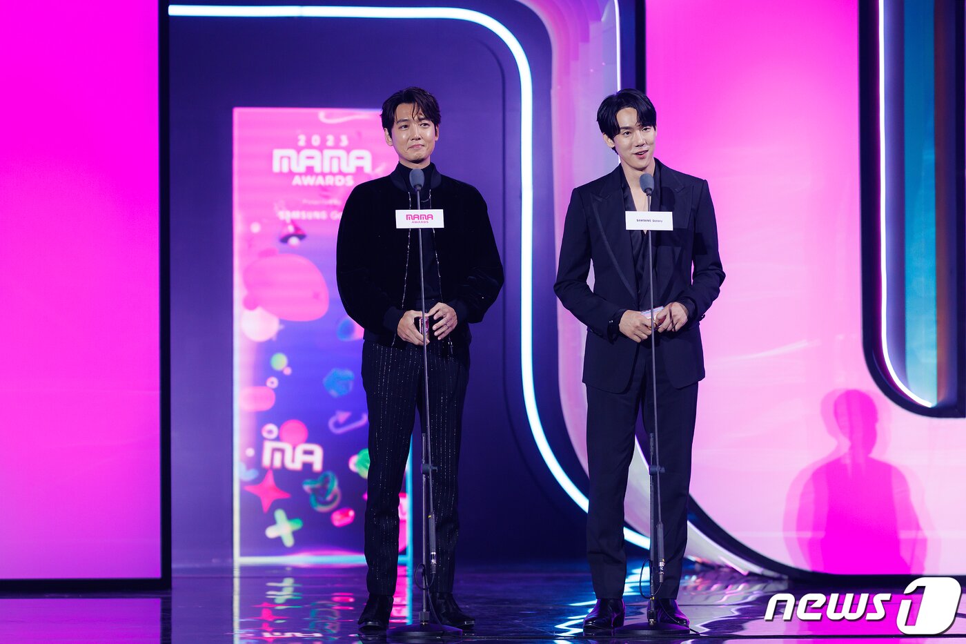 본문 이미지 - 배우 정경호와 유연석&#40;오른쪽&#41;이 29일 일본 도쿄돔에서 열린 ‘2023 마마 어워즈&#40;2023 MAMA AWARDS&#41;’에서 시상자로 참석해 인사말을 하고 있다. ⓒ News1 권현진 기자