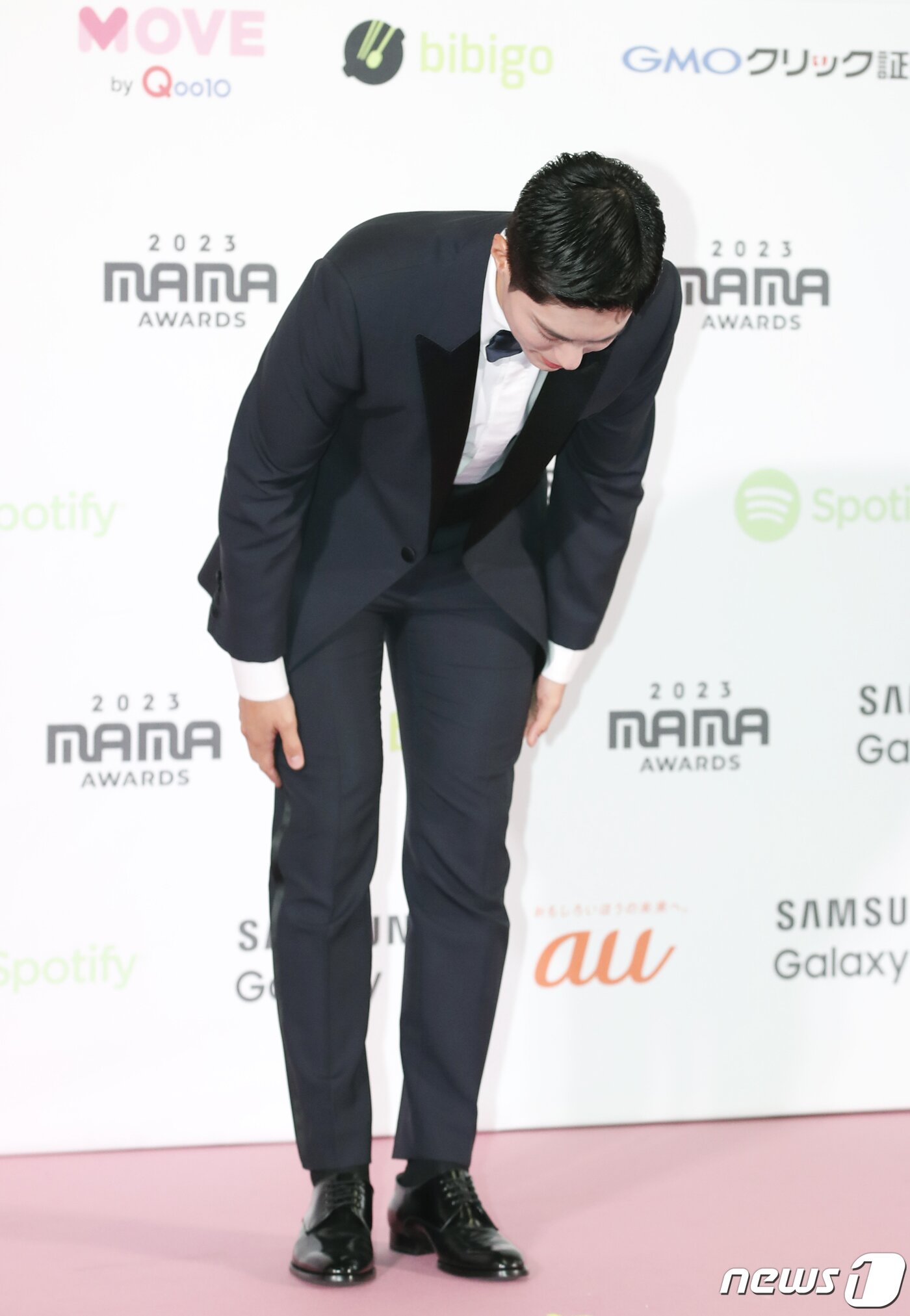 본문 이미지 - 배우 박보검이 29일 일본 도쿄돔에서 열린 ‘2023 마마 어워즈(2023 MAMA AWARDS)’에서 90도 인사를 하고 있다.ⓒ News1 권현진 기자