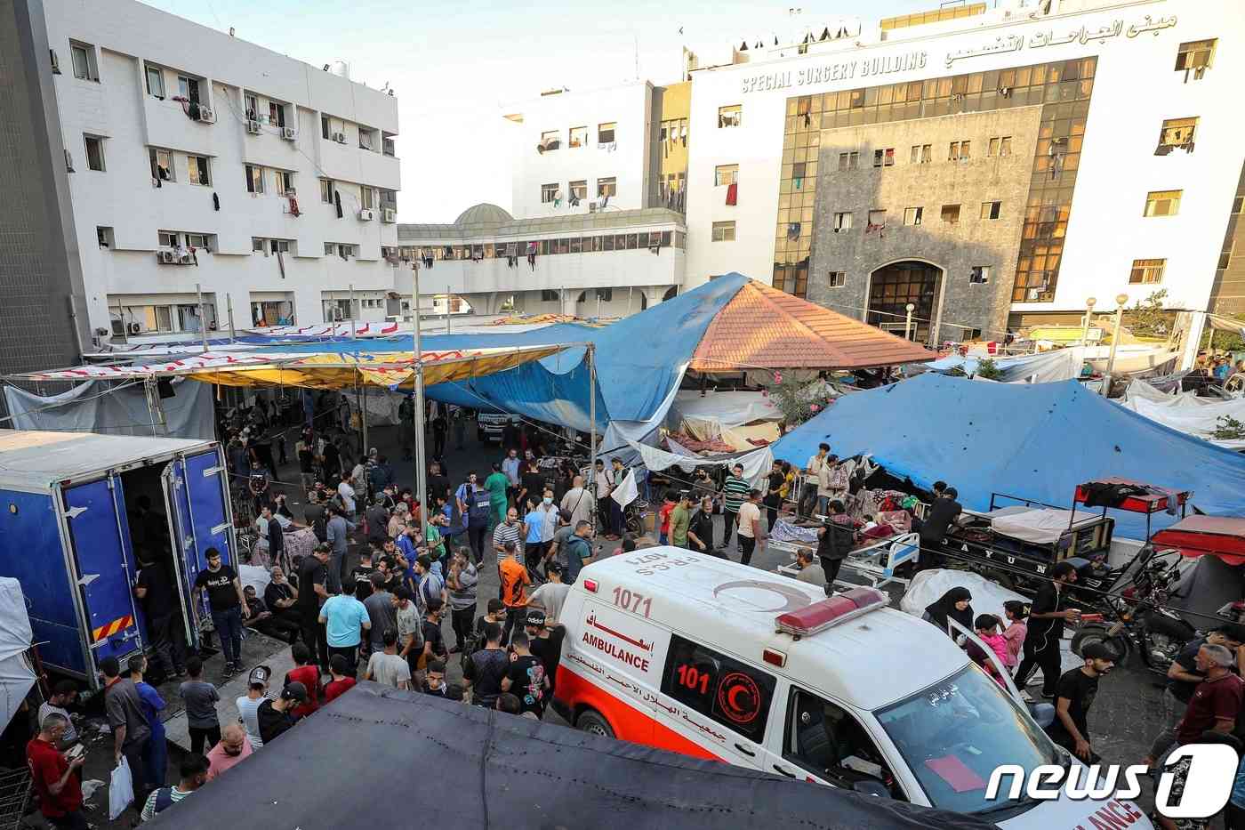 2일(현지시간) 가자 지구의 알 시파 병원이 인파로 북적이는 가운데 구급차가 도착해 있다. 2023.11.03 © AFP=뉴스1 © News1 정지윤 기자