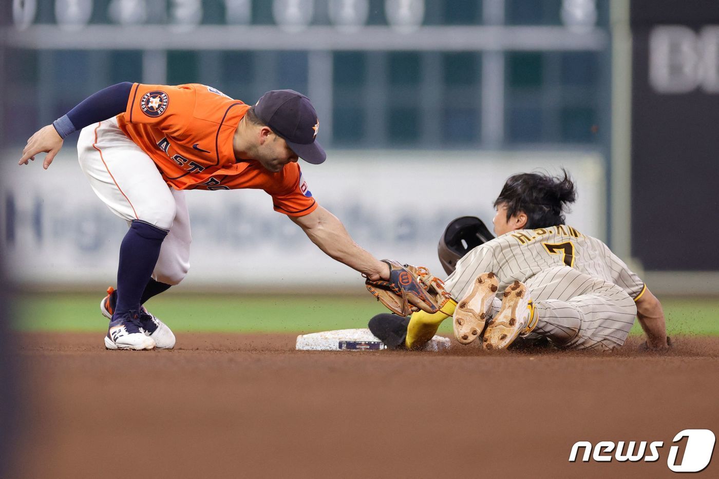 김하성&#40;오른쪽&#41;이 도루하는 모습. ⓒ AFP=뉴스1