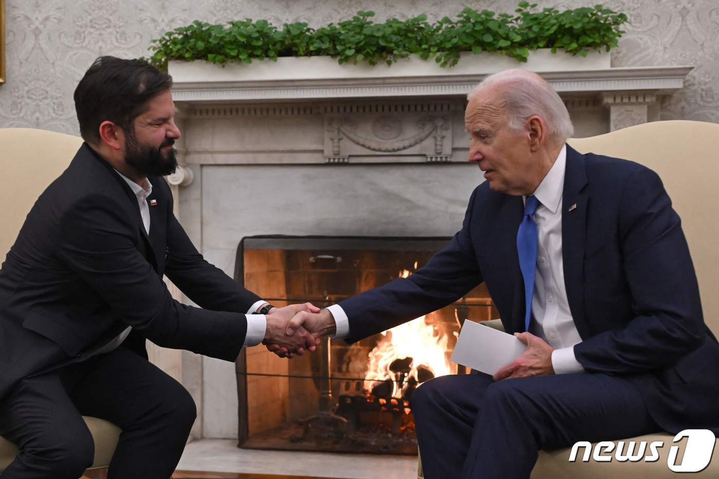 본문 이미지 - 조 바이든 미국 대통령이 2일(현지시간) 워싱턴 백악관에서 가브리엘 보릭 칠레 대통령과 회담 중 악수를 하고 있다. 2023.11.3 ⓒ AFP=뉴스1 ⓒ News1 우동명 기자