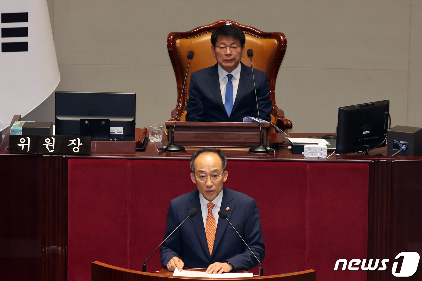 본문 이미지 - 추경호 경제부총리 겸 기획재정부 장관이 3일 오전 서울 여의도 국회에서 열린 예산결산특별위원회 전체회의에서 2024년도 예산안 및 기금운용계획안 등에 대한 제안설명을 하고 있다. 2023.11.3/뉴스1 ⓒ News1 황기선 기자