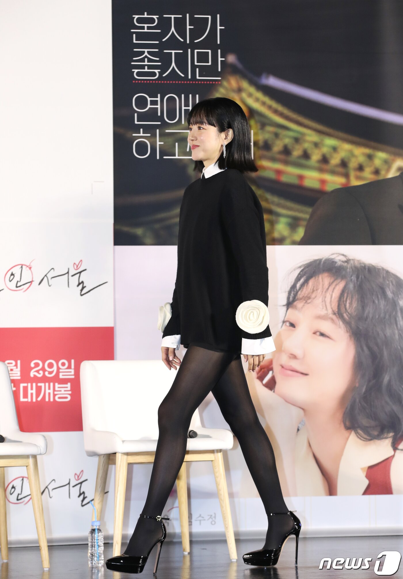 본문 이미지 - 배우 임수정이 3일 서울 광진구 롯데시네마 건대입구에서 열린 영화 '싱글 인 서울(감독 박범수)' 제작보고회에서 무대를 오르고 있다.ⓒ News1 권현진 기자