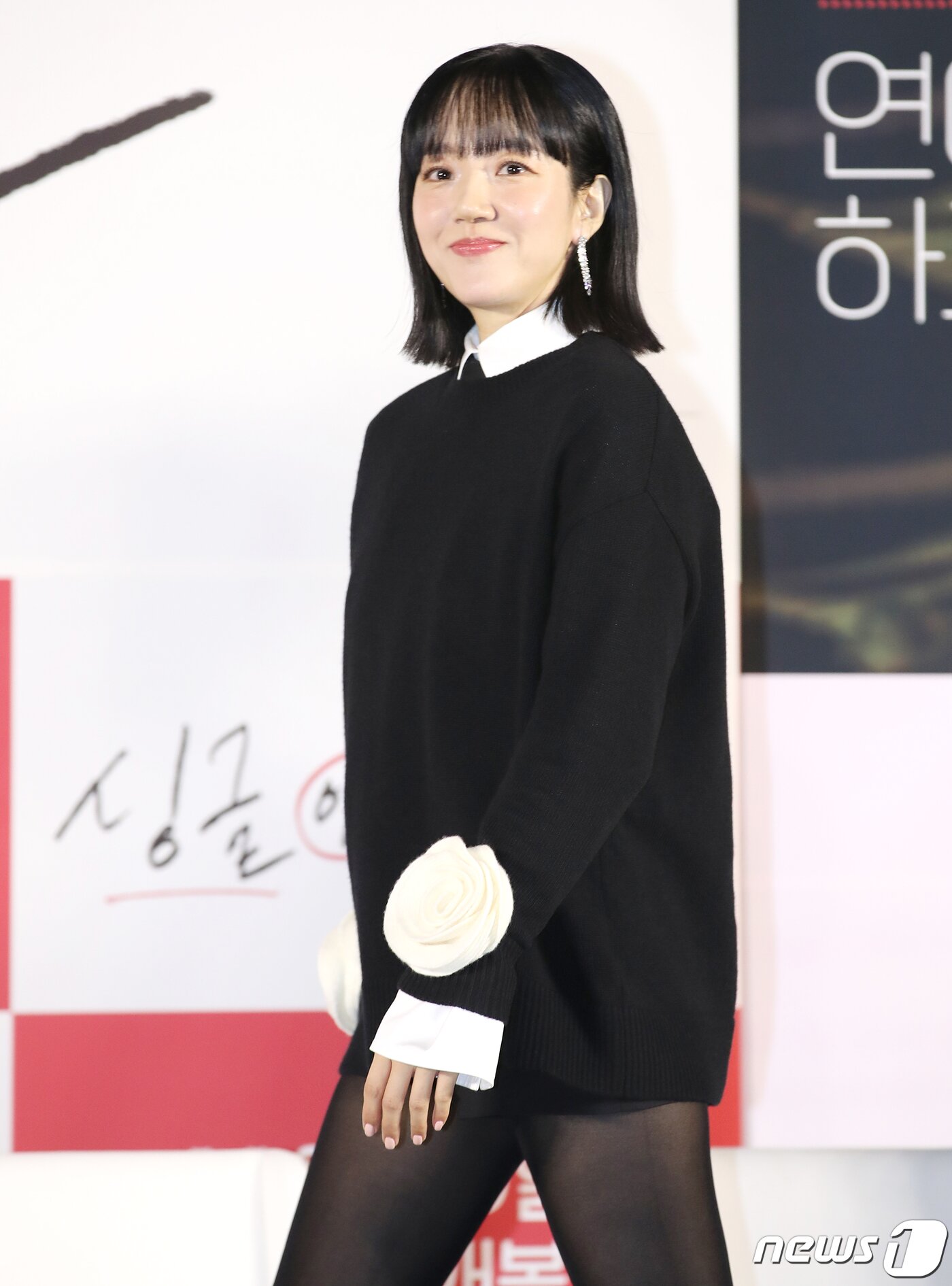 본문 이미지 - 배우 임수정이 3일 서울 광진구 롯데시네마 건대입구에서 열린 영화 '싱글 인 서울(감독 박범수)' 제작보고회에서 하의 실종 의상을 입고 무대를 오르고 있다. ⓒ News1 권현진 기자