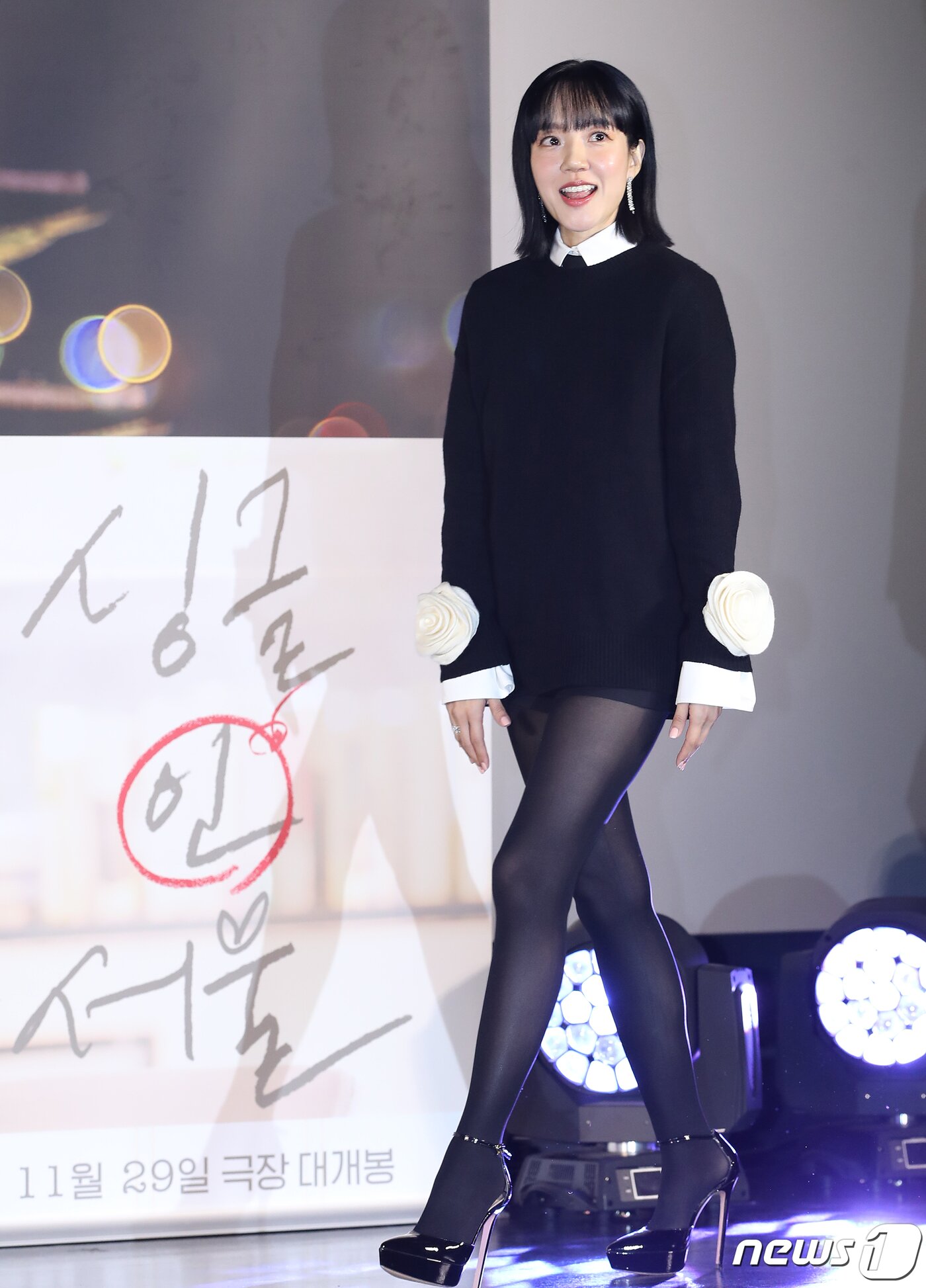 본문 이미지 - 배우 임수정이 3일 서울 광진구 롯데시네마 건대입구에서 열린 영화 '싱글 인 서울(감독 박범수)' 제작보고회에 참석하고 있다. ⓒ News1 권현진 기자