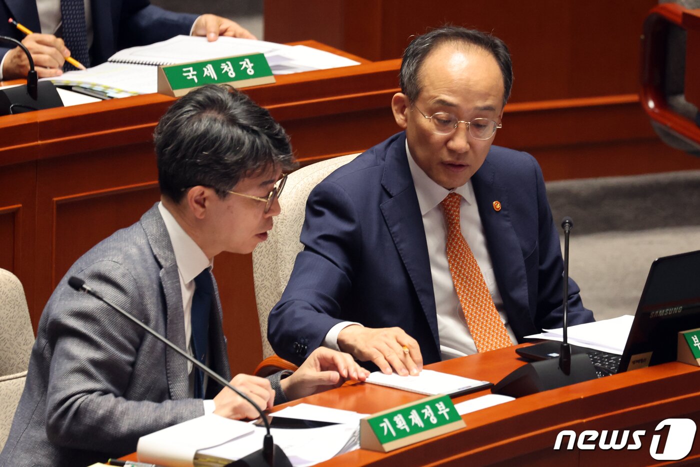 본문 이미지 - 추경호 경제부총리 겸 기획재정부 장관이 김완섭 제2차관과 3일 오전 서울 여의도 국회에서 열린 예산결산특별위원회 전체회의에서 대화를 나누고 있다. 2023.11.3/뉴스1 ⓒ News1 황기선 기자