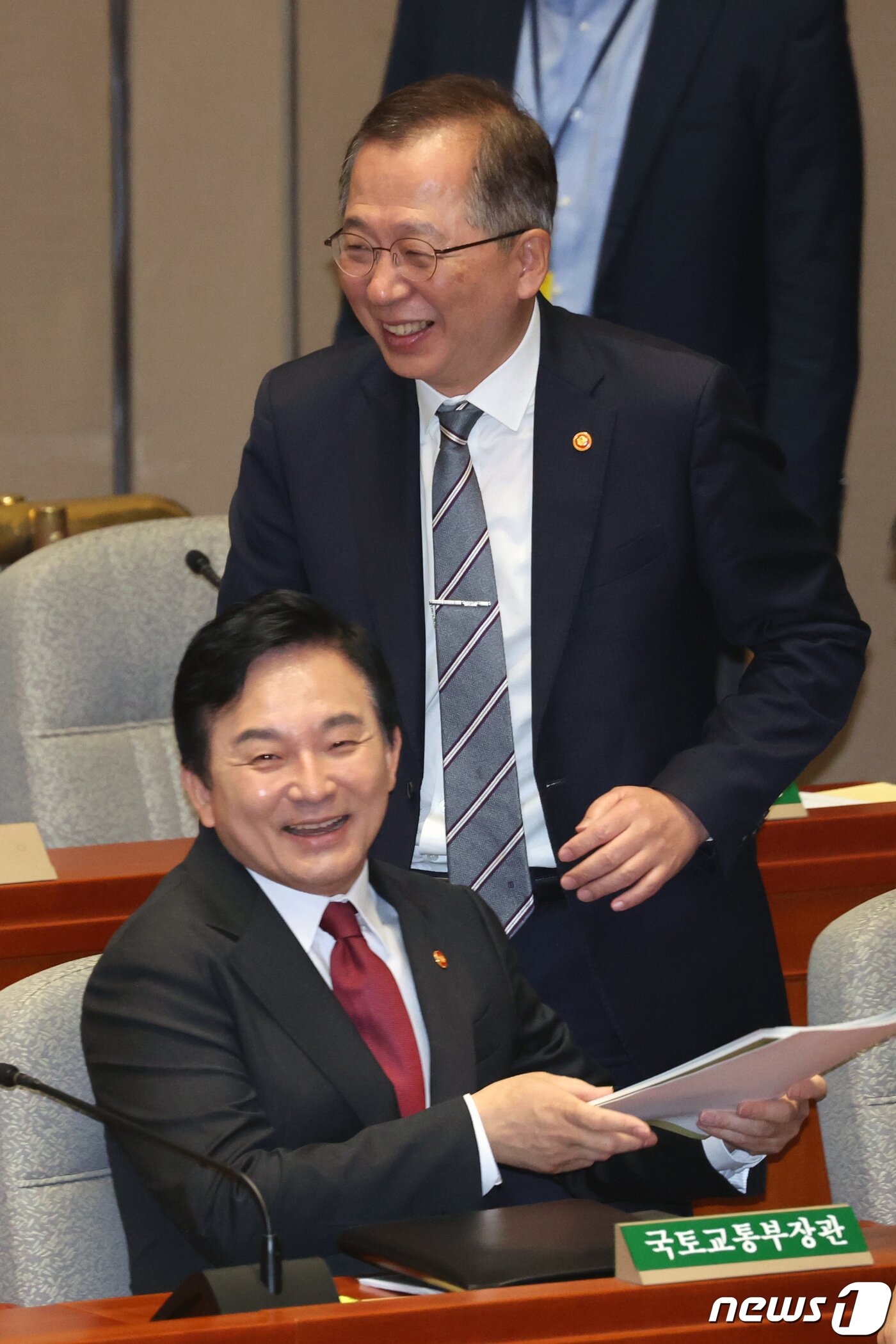 본문 이미지 - 원희룡 국토교통부 장관과 조승환 해양수산부 장관이 3일 오전 서울 여의도 국회에서 열린 예산결산특별위원회 전체회의에 출석해 대화를 나누고 있다. 2023.11.3/뉴스1 ⓒ News1 황기선 기자
