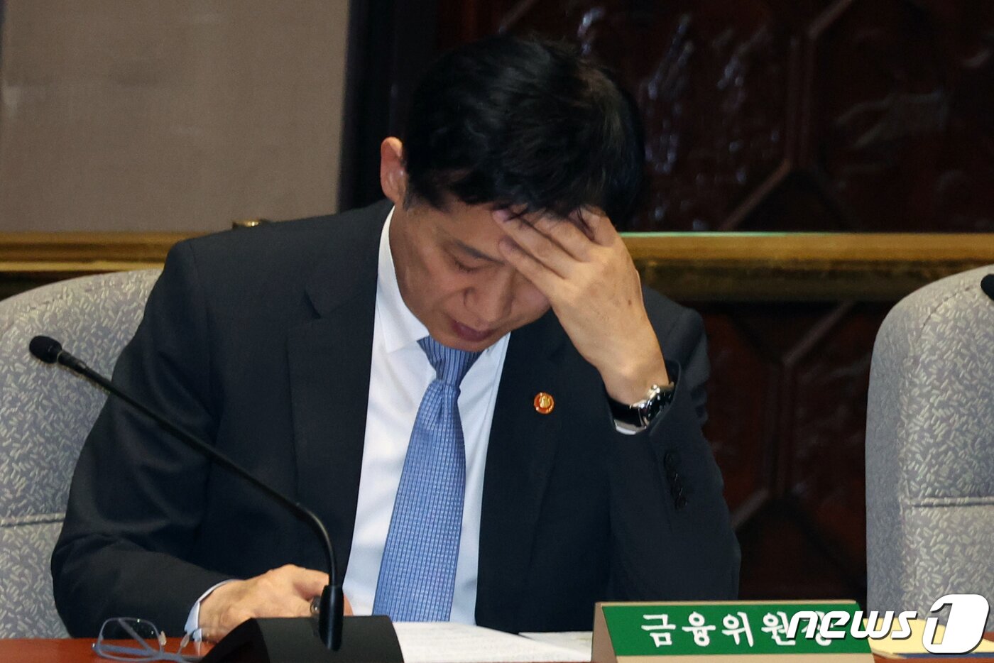 본문 이미지 - 김주현 금융위원장이 3일 오전 서울 여의도 국회에서 열린 예산결산특별위원회 전체회의에서 생각에 잠겨 있다. 2023.11.3/뉴스1 ⓒ News1 황기선 기자