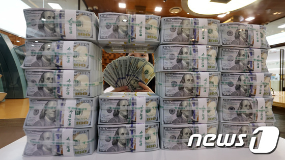 '강달러에 환율 방어' 3개월 연속 외환보유액 감소