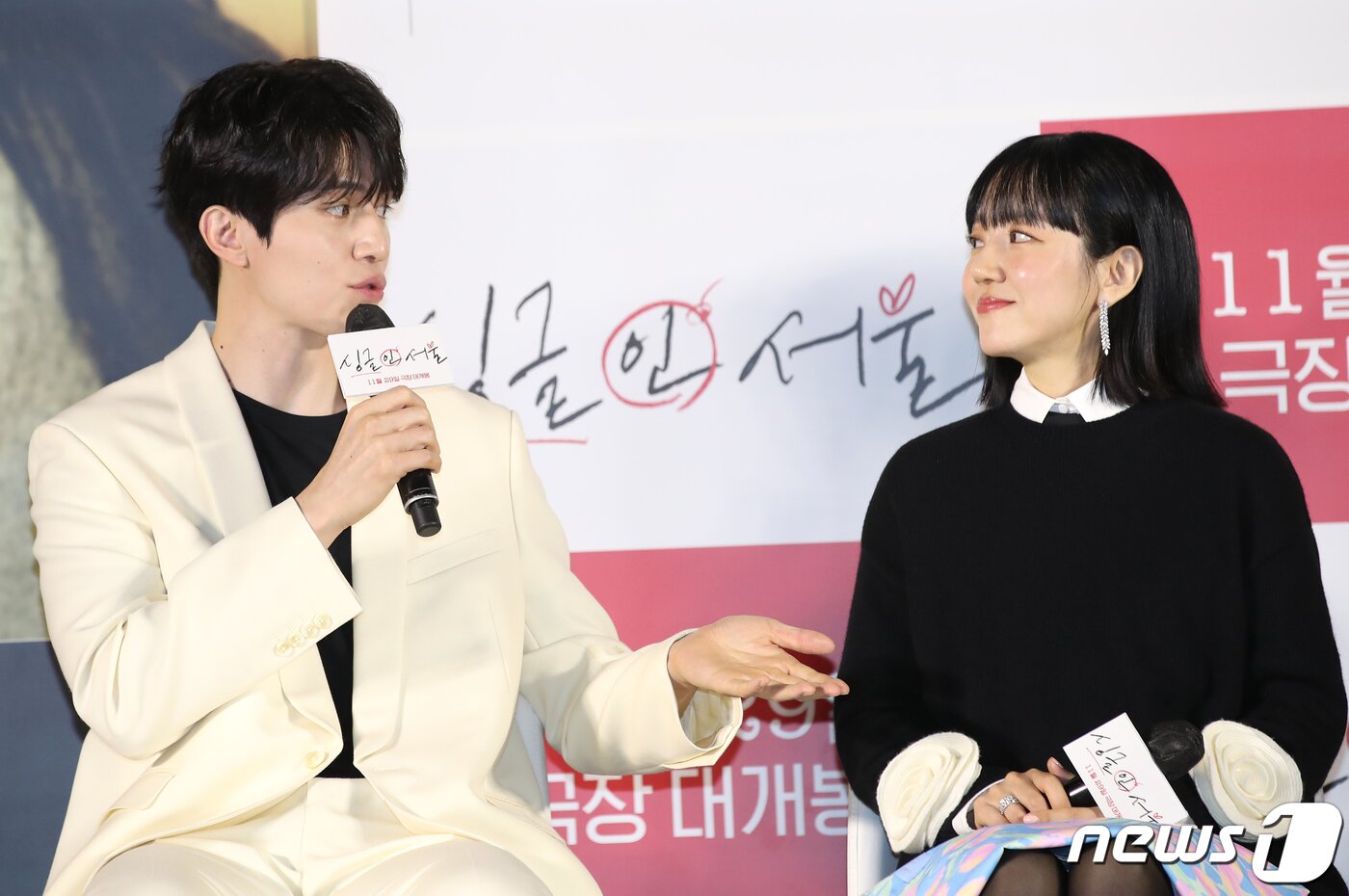 본문 이미지 - 배우 이동욱과 임수정(오른쪽)이 3일 서울 광진구 롯데시네마 건대입구에서 열린 영화 '싱글 인 서울(감독 박범수)' 제작보고회에서 서로의 호흡에 대해 이야기를 하고 있다. ⓒ News1 권현진 기자
