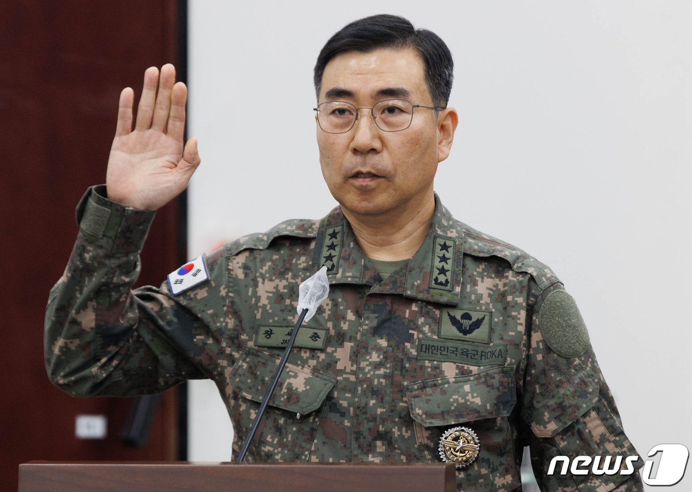 (서울=뉴스1) 황기선 기자 = 장세준 국방정보본부장이 3일 오전 서울 여의도 국회에서 열린 정보위원회의 국방정보본부에 대한 국정감사에서 증인 선서를 하고 있다. (공동취재) 20 …