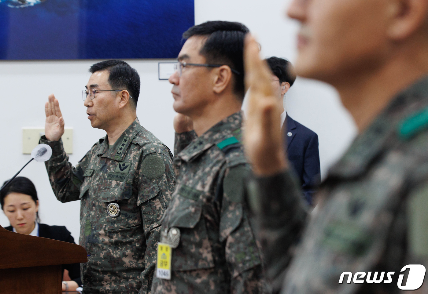 (서울=뉴스1) 황기선 기자 = 장세준 국방정보본부장이 3일 오전 서울 여의도 국회에서 열린 정보위원회의 국방정보본부에 대한 국정감사에서 증인 선서를 하고 있다. (공동취재) 20 …