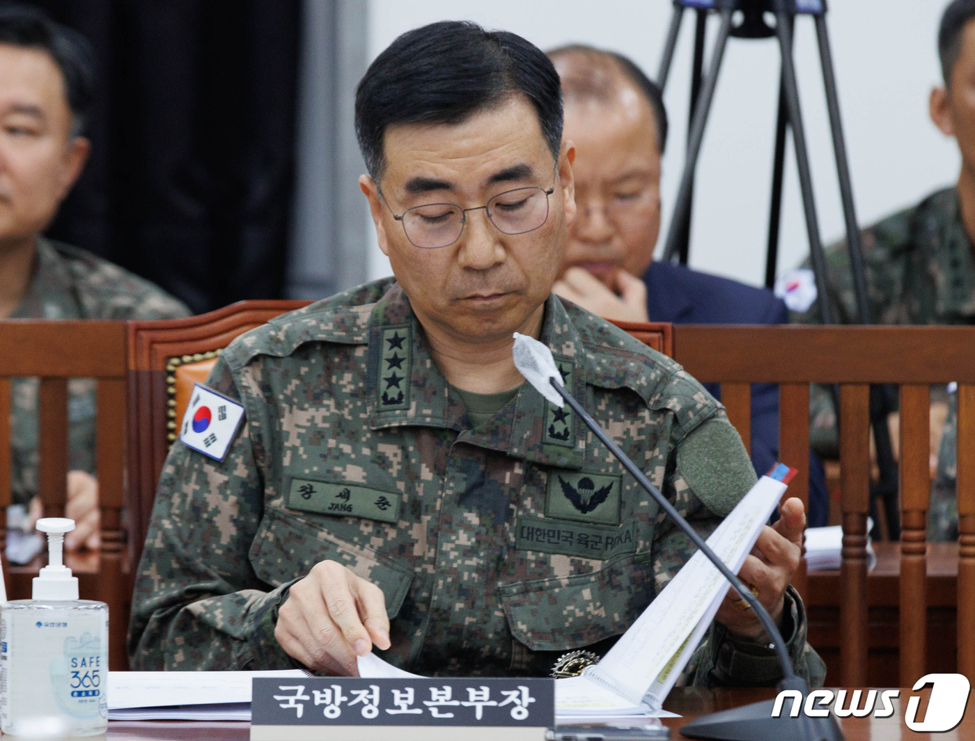 (서울=뉴스1) 황기선 기자 = 장세준 국방정보본부장이 3일 오전 서울 여의도 국회에서 열린 정보위원회의 국방정보본부에 대한 국정감사에서 자료를 살펴보고 있다. (공동취재) 202 …