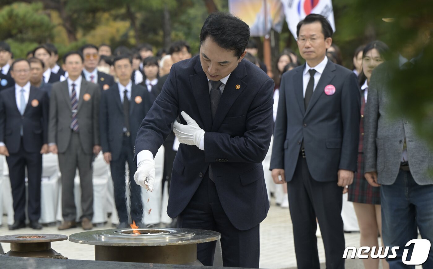 본문 이미지 - 3일 오전 광주 서구 학생독립운동기념탑에서 제94회 학생독립운동기념식 '타오르는 그날의 불꽃으로'가 거행되고 있는 가운데 박민식 국가보훈부장관이 헌화·분향하고 있다. (사진공동취재단) 2023.11.3/뉴스1