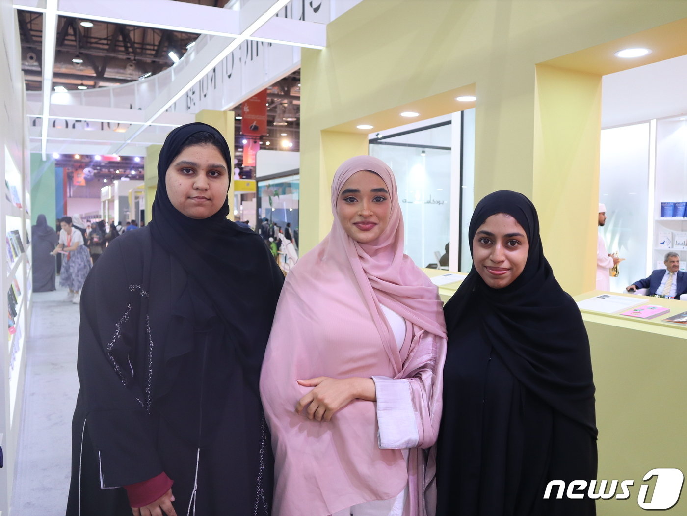 본문 이미지 - 2일 아랍에미리트(UAE) 샤르자의 엑스포 센터 샤르자에서 진행 중인 '2023 샤르자국제도서전'의 한국관을 찾은 UAE 대학교 한국어 통역과정 클래스의 아마니 알카비, 파트마 알하드라미, 루브나 주마. ⓒ 뉴스1 김정한 기자