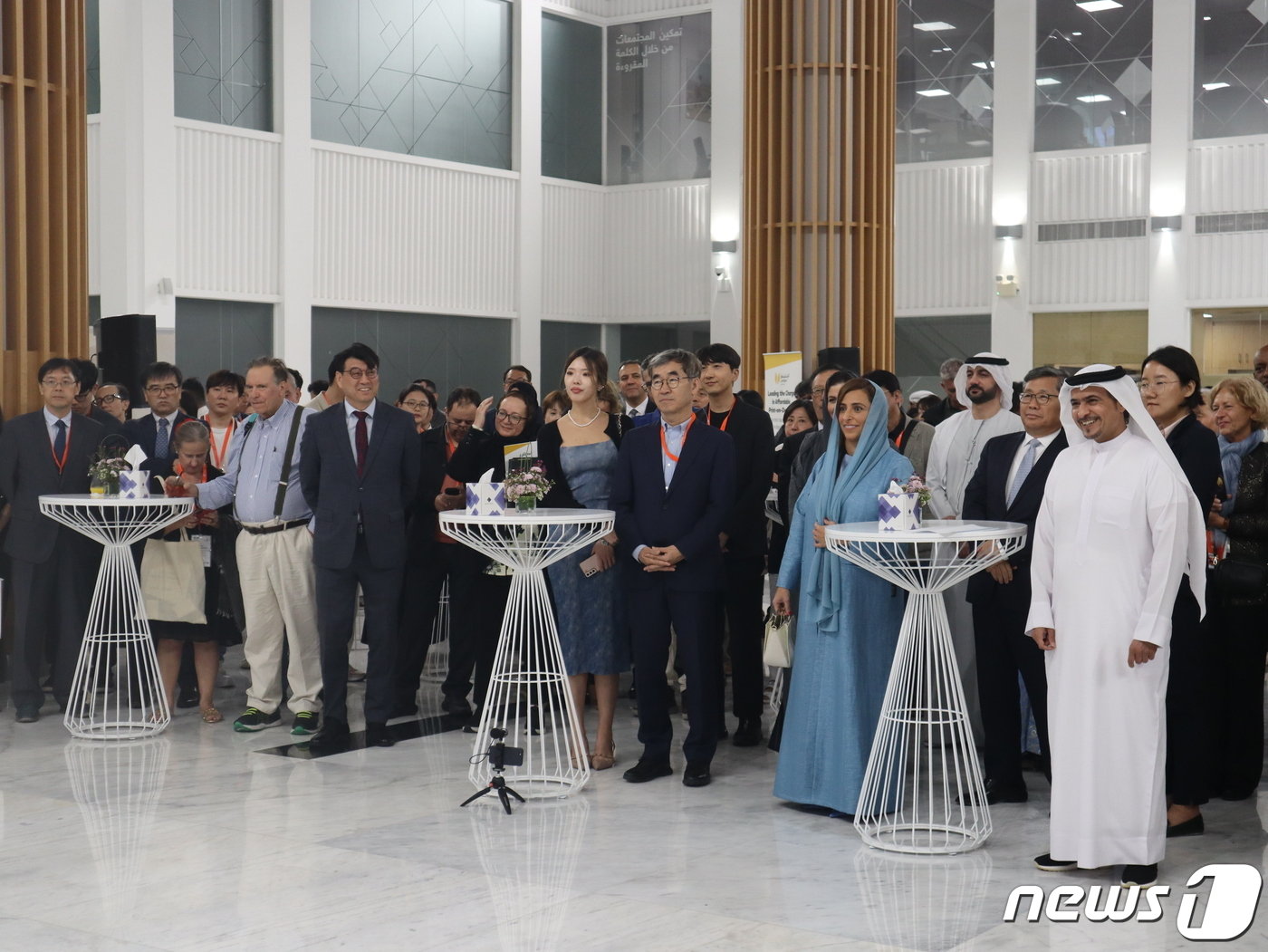 본문 이미지 - 2일 아랍에미리트(UAE) 샤르자 도서청에서 주빈국 한국을 위한 환영 리셉션이 열리고 있다. 가운데 파란 드레스가 샤르자 통치자인 술탄 국왕의 딸 보두르 공주다. 전병극 문체부 제1차관과 윤철호 대한출판문화협회 회장 등 출판계 인사들이 참석했다. ⓒ 뉴스1 김정한 기자