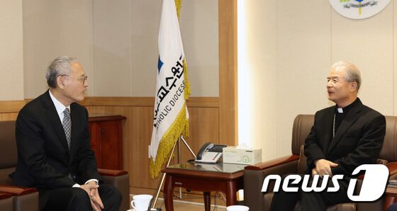 대화 나누는 유인촌 장관과 이용훈 한국천주교주교회의 의장