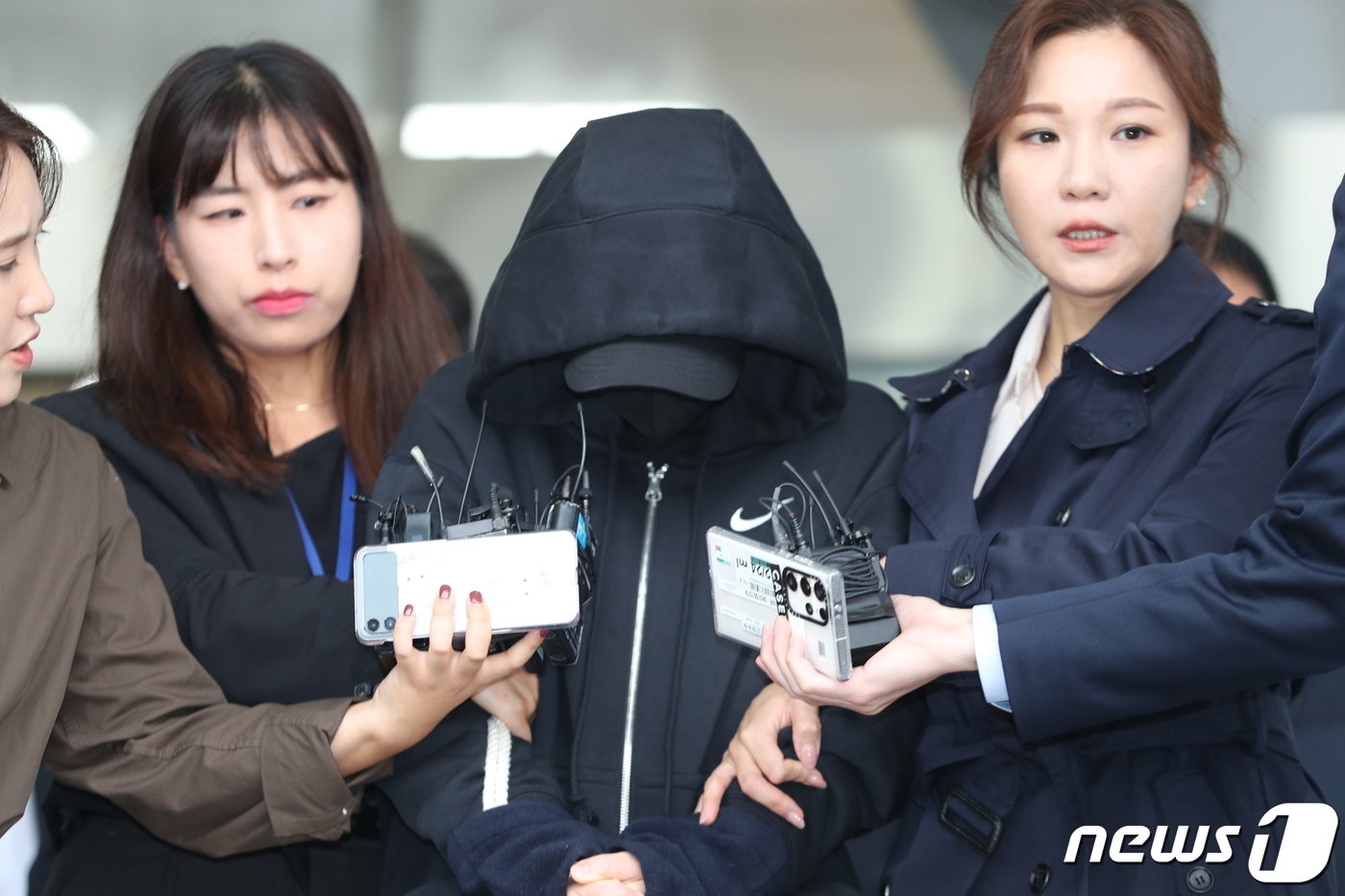 본문 이미지 - 남현희 전 펜싱 국가대표 재혼 상대로 알려진 뒤 사기 의혹을 받는 전청조 씨가 3일 오후 구속 전 피의자 심문(영장실질심사)을 받기 위해 서울 송파구 송파경찰서를 나서 서울동부지법으로 향하고 있다. 2023.11.3/뉴스1 ⓒ News1 박세연 기자