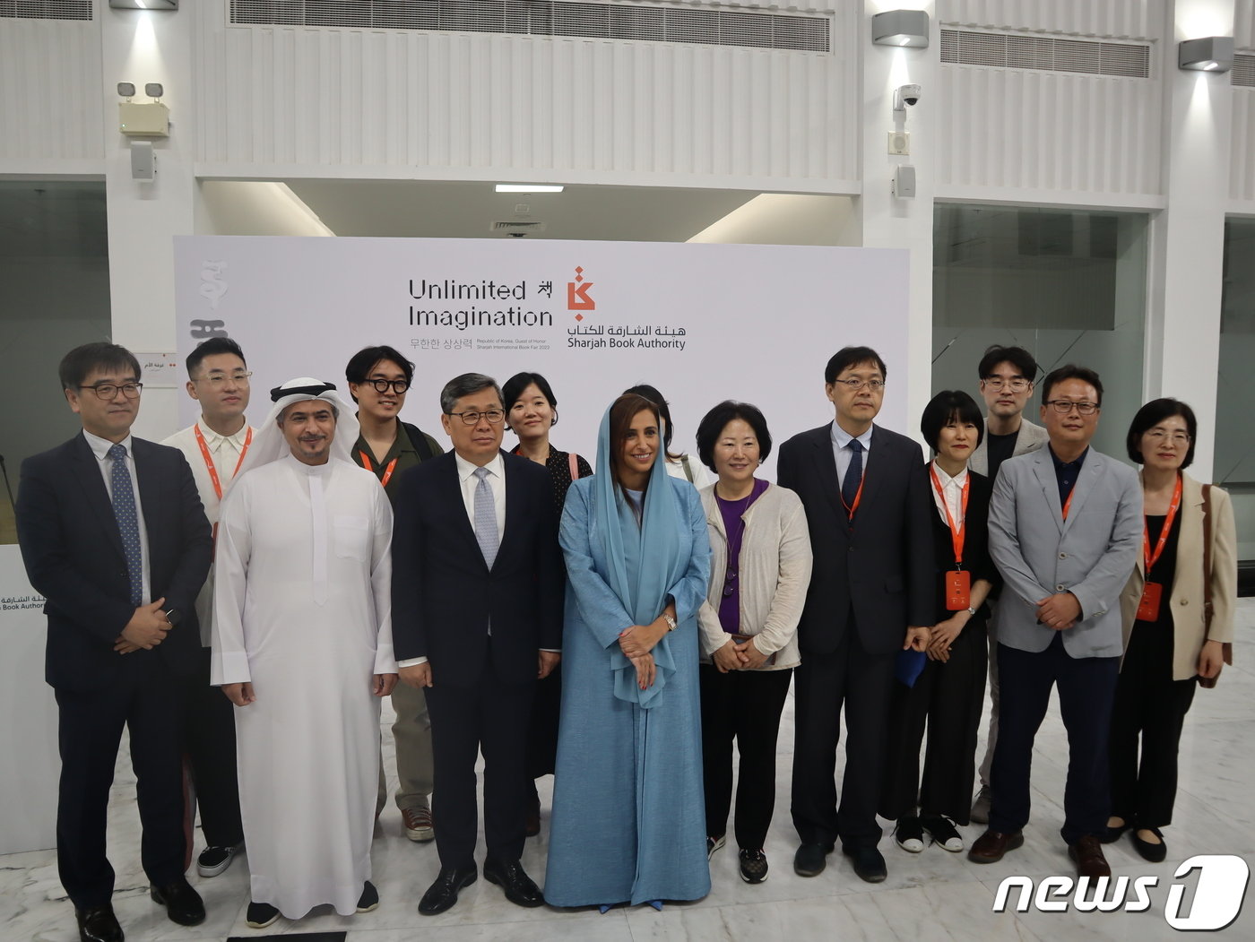 본문 이미지 - 2일 아랍에미리트(UAE) 샤르자 도서청에서 주빈국 한국을 위한 환영 리셉션이 열리고 있다. 가운데 파란 드레스가 샤르자 통치자인 술탄 국왕의 딸 보두르 공주다. 전병극 문체부 제1차관과 윤철호 대한출판문화협회 회장 등 출판계 인사들이 참석했다. ⓒ 뉴스1 김정한 기자