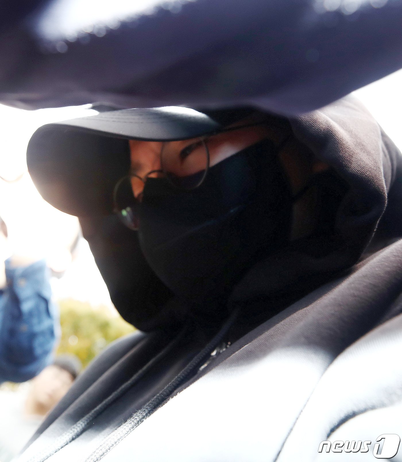 본문 이미지 - 남현희 전 펜싱 국가대표 재혼 상대로 알려진 뒤 사기 의혹을 받는 전청조 씨가 3일 오후 구속 전 피의자 심문(영장실질심사)을 받기 위해 서울 송파구 송파경찰서를 나서 서울동부지법으로 향하고 있다. 2023.11.3/뉴스1 ⓒ News1 박세연 기자