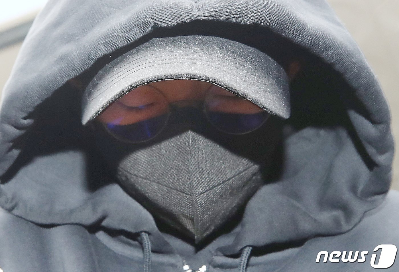본문 이미지 - 남현희 전 펜싱 국가대표 재혼 상대로 알려진 뒤 사기 의혹을 받는 전청조 씨가 3일 오후 구속 전 피의자 심문(영장실질심사)을 받기 위해 서울 송파구 송파경찰서를 나서 서울동부지법으로 향하고 있다. 2023.11.3/뉴스1 ⓒ News1 박세연 기자