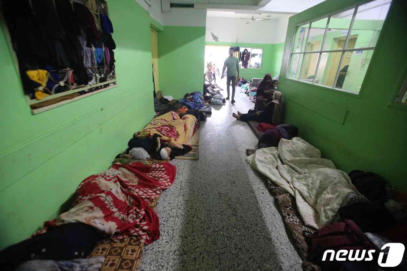 거처를 잃은 팔레스타인 주민들이 2일(현지시간) 가자 지구의 알 시파 병원을 찾아 임시로 묵고 있다. 2023.11.03 © AFP=뉴스1 © News1 정지윤 기자