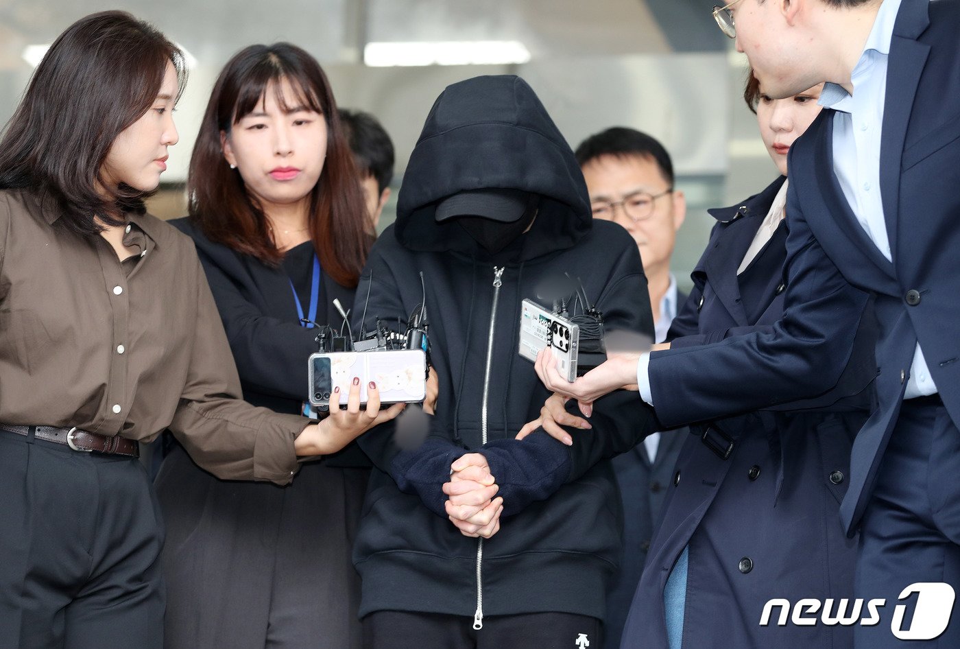 본문 이미지 - 남현희 전 펜싱 국가대표 재혼 상대로 알려진 뒤 사기 의혹을 받는 전청조 씨가 3일 오후 구속 전 피의자 심문(영장실질심사)을 받기 위해 서울 송파구 송파경찰서를 나서 서울동부지법으로 향하고 있다. 2023.11.3/뉴스1 ⓒ News1 박세연 기자