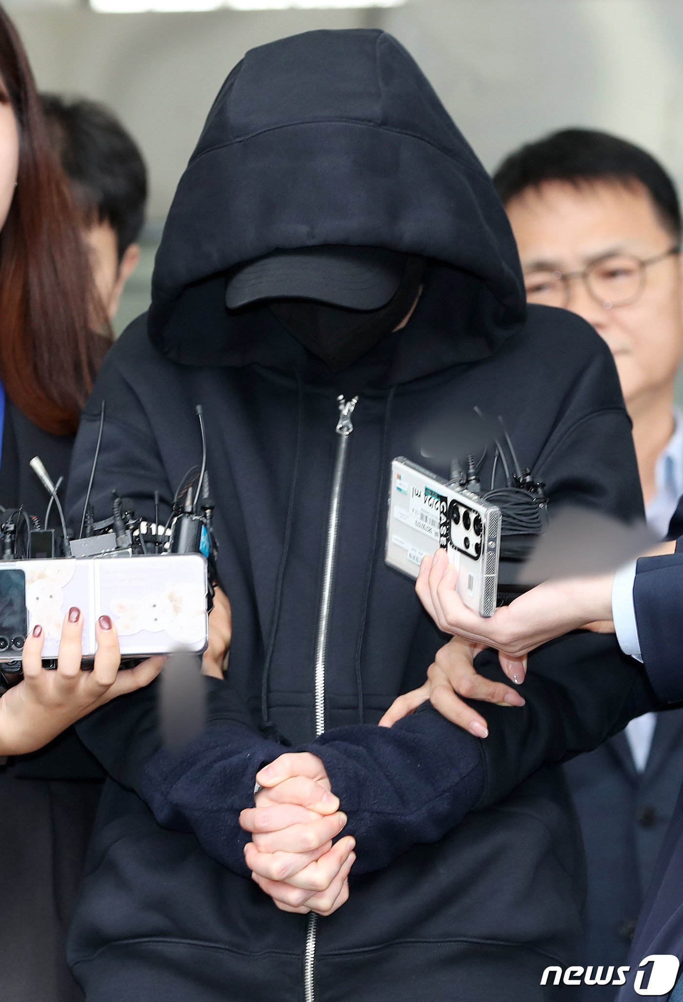 본문 이미지 - 남현희 전 펜싱 국가대표 재혼 상대로 알려진 뒤 사기 의혹을 받는 전청조 씨가 3일 오후 구속 전 피의자 심문(영장실질심사)을 받기 위해 서울 송파구 송파경찰서를 나서 서울동부지법으로 향하고 있다. 2023.11.3/뉴스1 ⓒ News1 박세연 기자