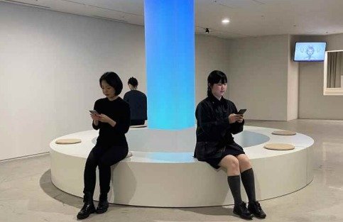 본문 이미지 - 랩삐의 프로젝트에서 게임하는 모습. 국립현대미술관 제공.