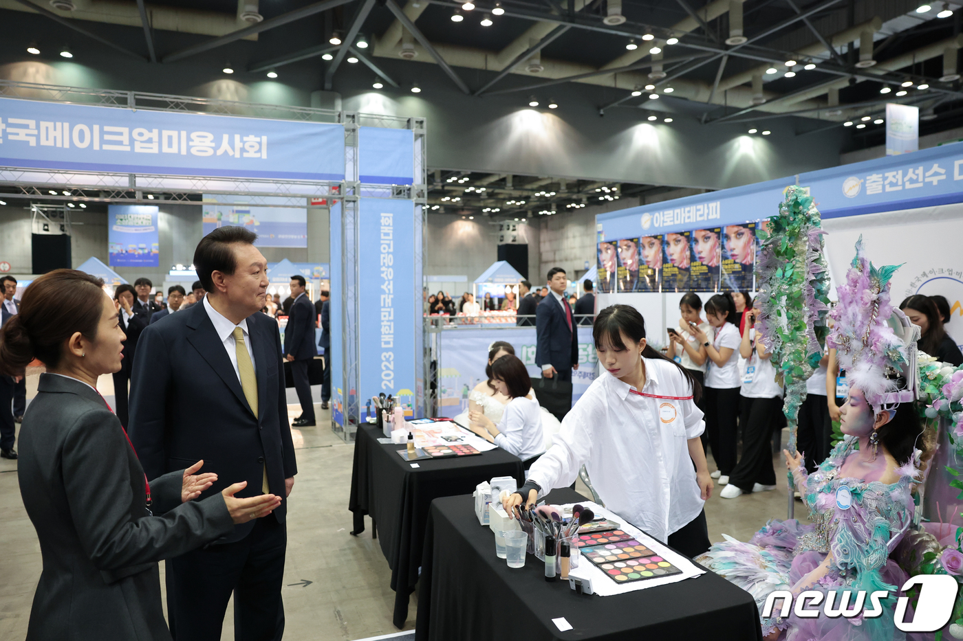 (서울=뉴스1) 안은나 기자 = 윤석열 대통령이 3일 경기 고양시 일산서구 킨텍스에서 열린 2023 대한민국 소상공인대회 메이크업 미용사협회 부스를 둘러보고 있다. (대통령실 제공 …
