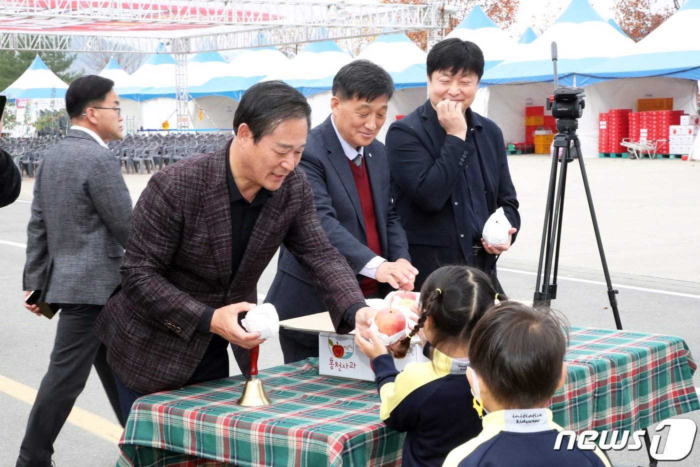 3일 강원 홍천사과축제장에서 신영재 홍천군수&#40;왼쪽&#41;가 어린이들에게 홍천사과를 나눠주고 있다.&#40;홍천군 제공&#41; 2023.11.3/뉴스1