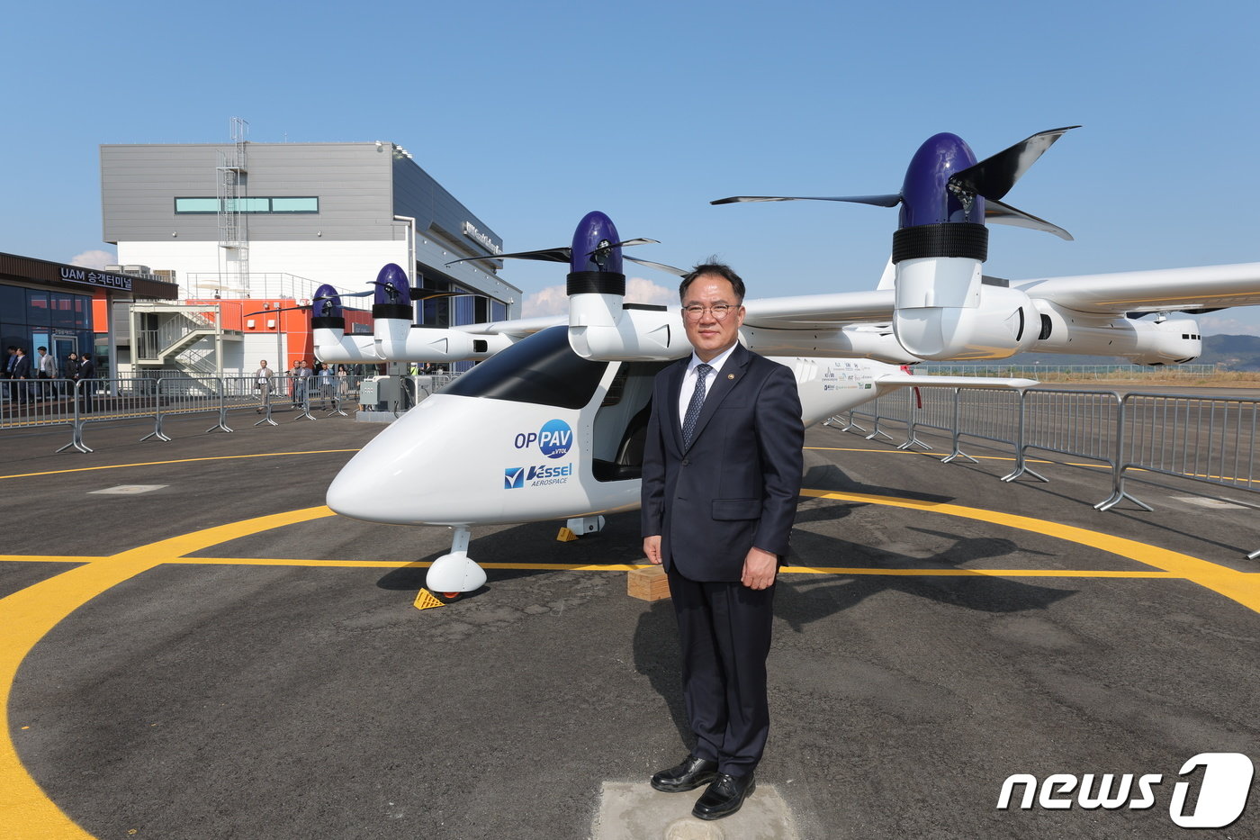 백원국 국토교통부 제2차관이국내 기술로 개발된 자율비행 개인항공기&#40;오파브·OPPAV&#41; 앞에서 기념촬영을 하고 있다.&#40;국토교통부 제공&#41; 2023.11.3/뉴스1