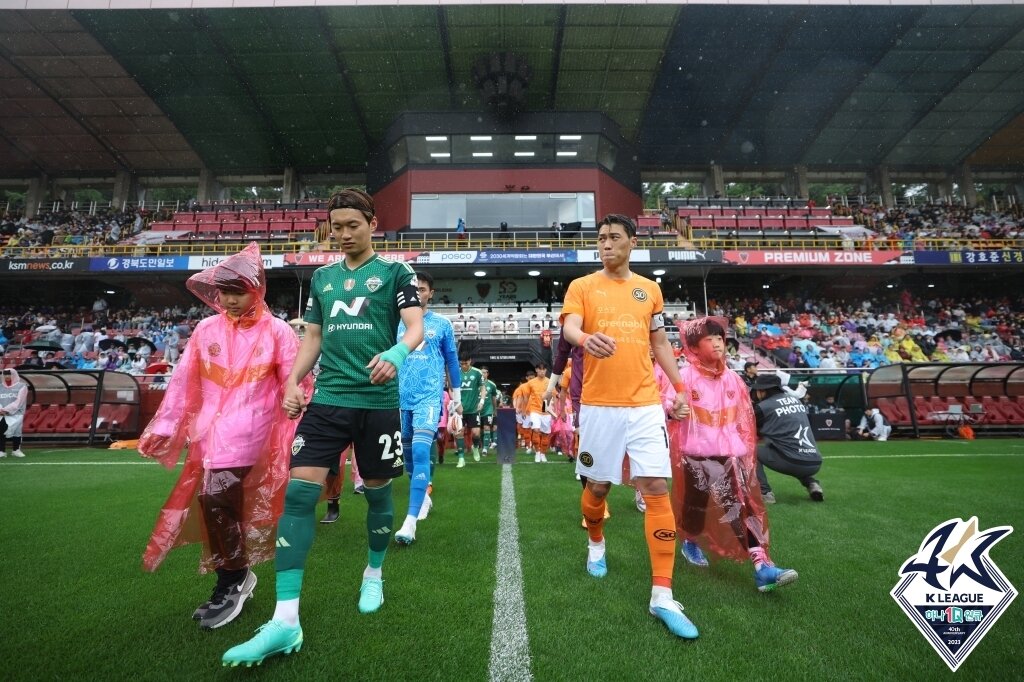 본문 이미지 -  포항과 전북의 경기 모습(한국프로축구연맹 제공)