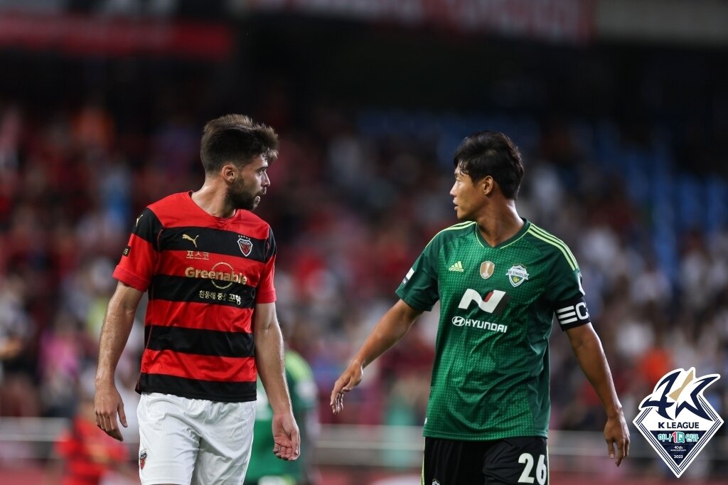 본문 이미지 - 포항과 전북의 경기 모습(한국프로축구연맹 제공) 