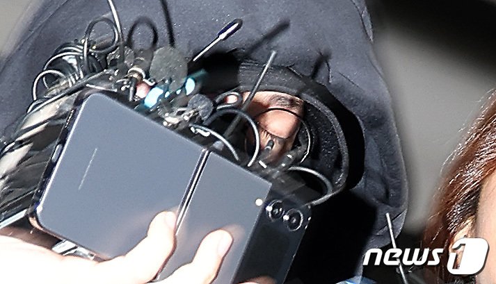 본문 이미지 - 남현희 전 펜싱 국가대표 재혼 상대로 알려진 뒤 사기 의혹을 받는 전청조 씨가 3일 오후 서울 송파구 서울동부지방법원에서 열린 구속 전 피의자 심문(영장실질심사)을 마친 후 법정을 나서고 있다. 2023.11.3/뉴스1 ⓒ News1 이동해 기자
