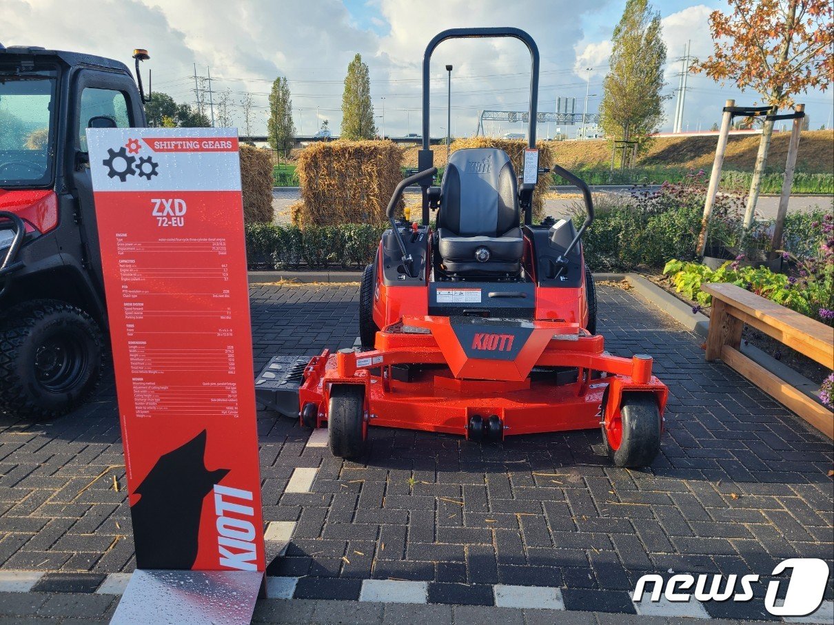 본문 이미지 - '2023 카이오티 유럽 총판 대회' 야외 전시장에 전시된 대동 전동제로턴모어 ⓒ News1 김민석 기자