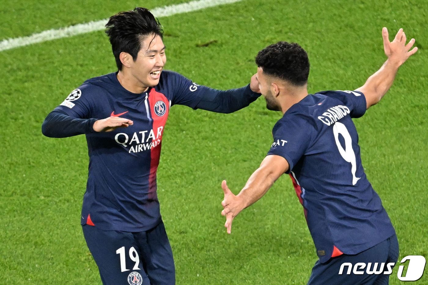 본문 이미지 - PSG 이강인과 포옹하는 하무스. ⓒ AFP=뉴스1