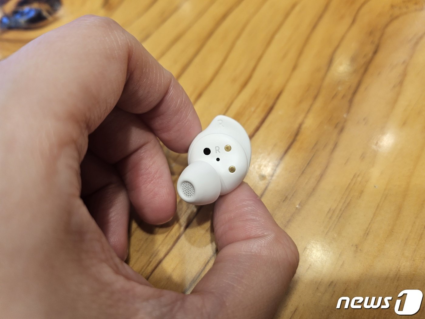 본문 이미지 -  3년 만에 '윙팁' 디자인이 적용된 '갤럭시버즈 FE'. 2023.11.03. 오현주 기자 