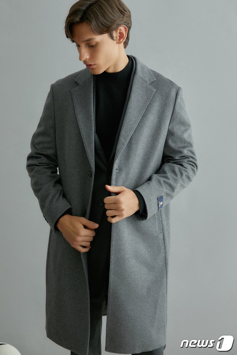 본문 이미지 - '마에스트로' 다크그레이 캐시미어 코트.(LF 제공)
