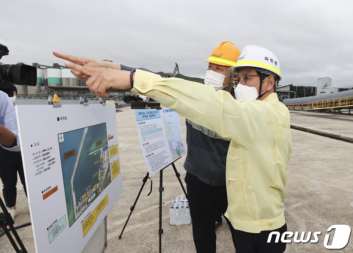 본문 이미지 - 옥계항을 방문한 김홍규 강릉시장.(뉴스1 DB)