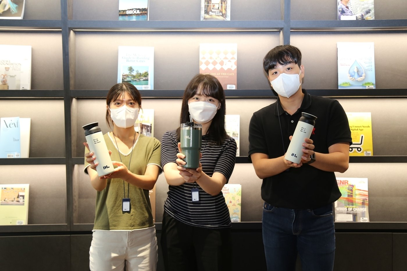 본문 이미지 - DL이앤씨 직원들이 '종이컵 제로' 캠페인을 위해 지급받은 개인 컵을 사용하고 있다./DL이앤씨 제공