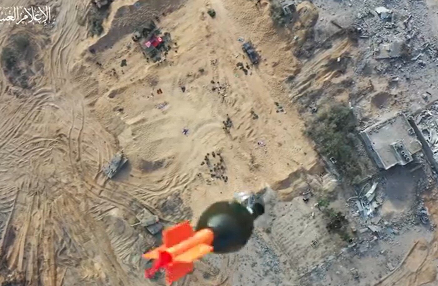 본문 이미지 - 팔레스타인 무장정파 하마스는 드론에서 수류탄을 투하해 이스라엘 장병들을 공격하는 영상을 지난 1일 공개했다(소셜미디어 엑스 갈무리). 2023.11.1.