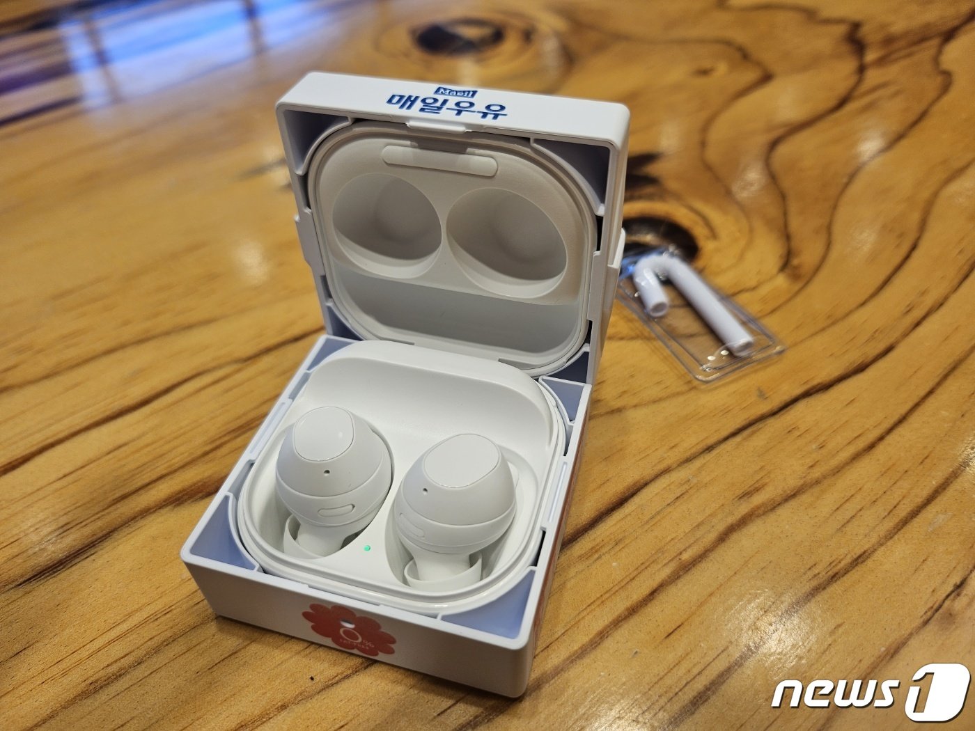 본문 이미지 -  매일유업 컬래버레이션 케이스를 끼운 '갤럭시 버즈 FE' 모습. 2023.11.03. 오현주 기자 