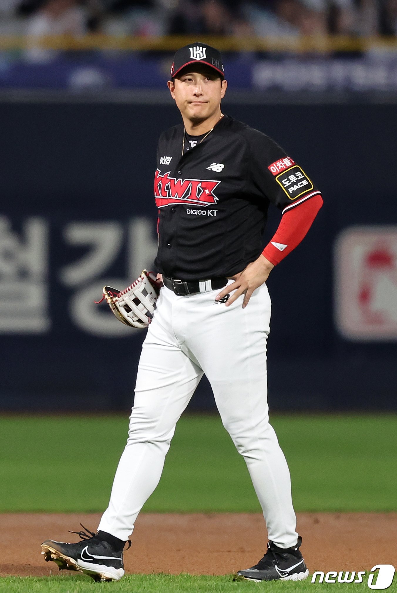 3일 오후 경남 창원시 마산회원구 양덕동 창원NC파크에서 열린 프로야구 &#39;2023 신한은행 SOL KBO 포스트시즌&#39; 플레이오프 4차전 kt 위즈와 NC 다이노스의 경기, kt 3루수 황재균이 1회말 NC 선두타자 손아섭의 타구를 잡지 못해 실책을 기록한 뒤 아쉬워하고 있다. 2023.11.3/뉴스1 ⓒ News1 김진환 기자